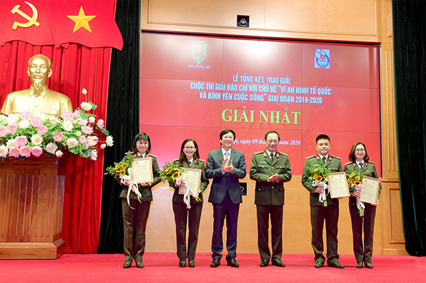 Ban tổ chức vinh danh các cá nhân đoạt giải Nhất của mùa giải giai đoạn 2019 - 2020 Ban tổ chức vinh danh các cá nhân đoạt giải Nhất của mùa giải giai đoạn 2019 - 2020