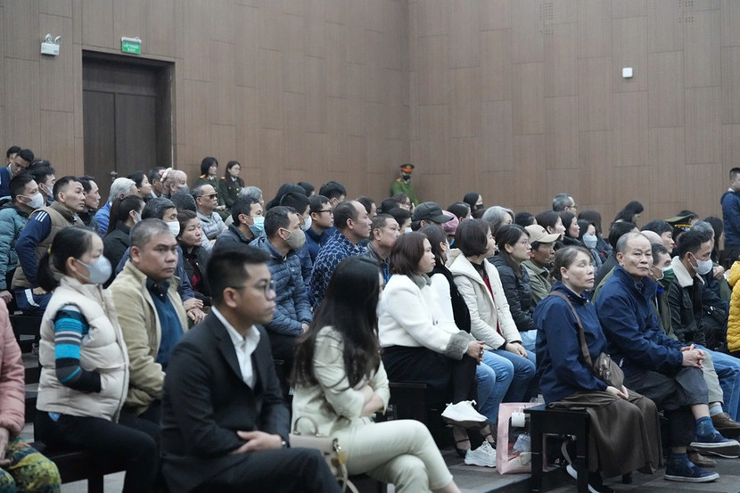 Người thân bị hại và các bị hại mang tâm trạng đau buồn đến tham dự phiên tòa