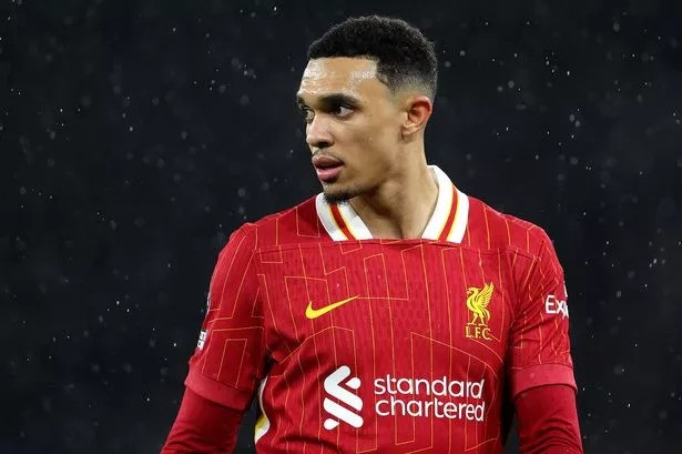 5. Trent Alexander-Arnold (Liverpool &amp; Anh). Alexander-Arnold nổi tiếng với khả năng tấn công từ vị trí hậu vệ phải, đặc biệt là những đường chuyền dài chính xác và tạt bóng nguy hiểm. Đôi mắt to cùng sự nhiệt huyết tạo nên nét cuốn hút cho Trent Alexander-Arnold.