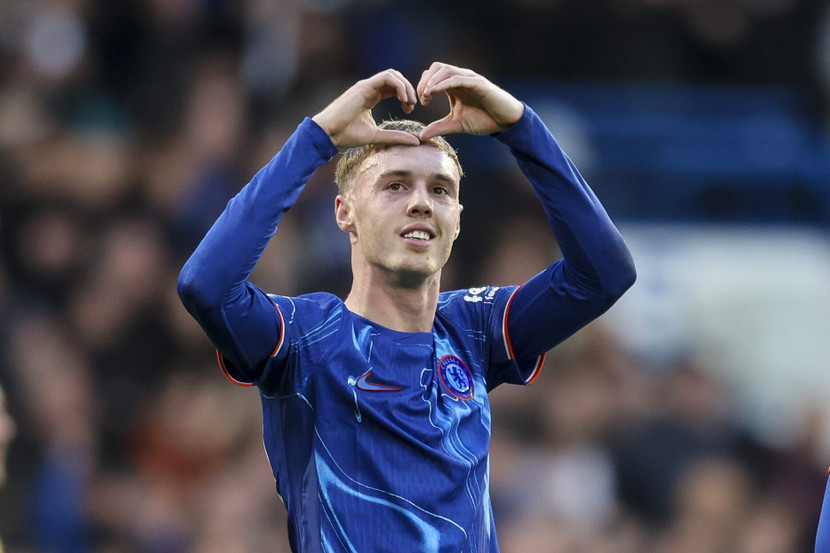 1. Cole Palmer (Chelsea &amp; Anh). Đây không phải mẫu cầu thủ đẹp trai, nhưng dường như phong cách lạnh lùng của Palmer trên sân, đặc biệt là khi ăn mừng bàn thắng, đã khiến các CĐV xiêu lòng. Palmer nổi bật với khả năng dứt điểm sắc bén, thực hiện thành công 100% các quả phạt đền tại Premier League. Anh cũng có tỉ lệ chuyền bóng chính xác cao, đóng góp quan trọng trong lối chơi tấn công của Chelsea.