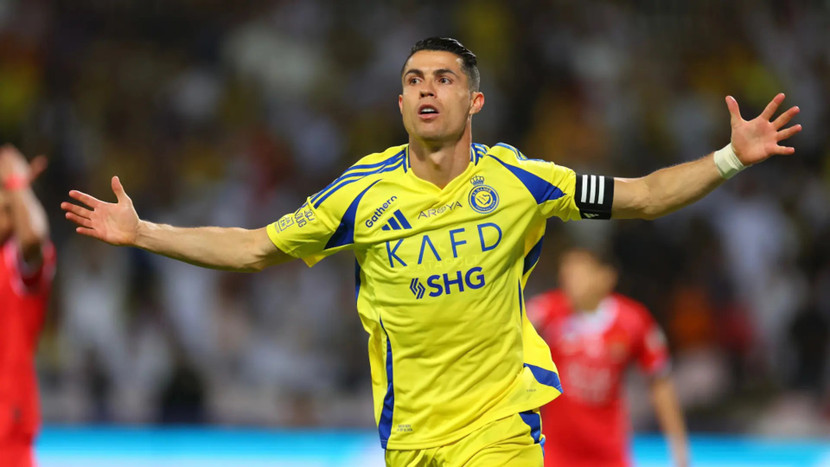 8. Cristiano Ronaldo (Al Nassr &amp; Bồ Đào Nha). Dù ở tuổi 40, Ronaldo vẫn duy trì thể lực và khả năng ghi bàn ấn tượng. Đặc biệt, cơ thể Ronaldo vẫn là một tuyệt tác với những múi cơ mà hiếm ngôi sao nào cùng độ tuổi sở hữu.