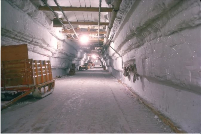 Lối vào hầm chính của Trại Thế kỷ, một cơ sở nghiên cứu của Mỹ đặt dưới lớp băng trên đảo Greenland