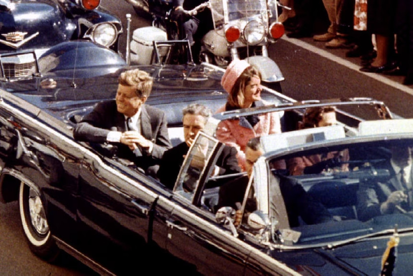 Ảnh chụp Tổng thống John F Kennedy cùng Đệ nhất phu nhân Jacqueline Kennedy và Thống đốc bang Texas John Connally vài phút trước khi ông bị ám sát