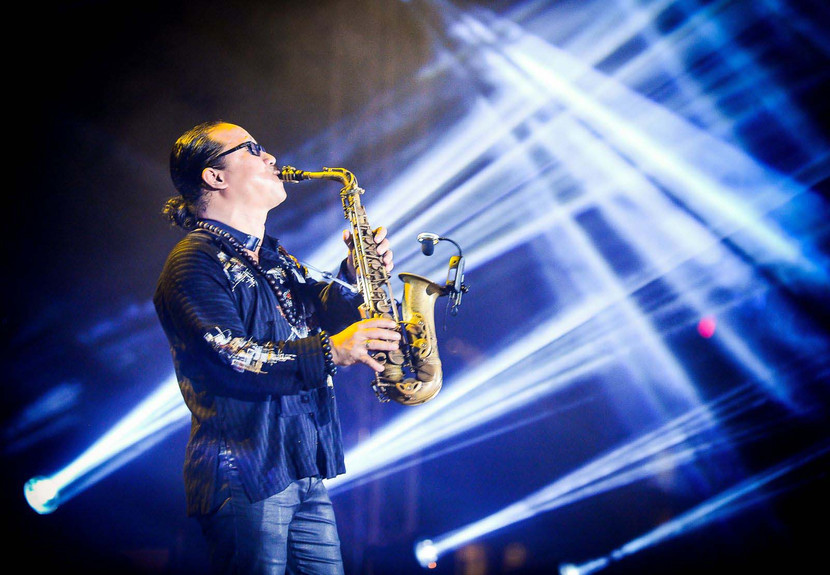 Nghệ sĩ saxophone Trần Mạnh Tuấn tham gia chương trình với 2 tác phẩm “Em đi bỏ lại con đường” và “Cát bụi”