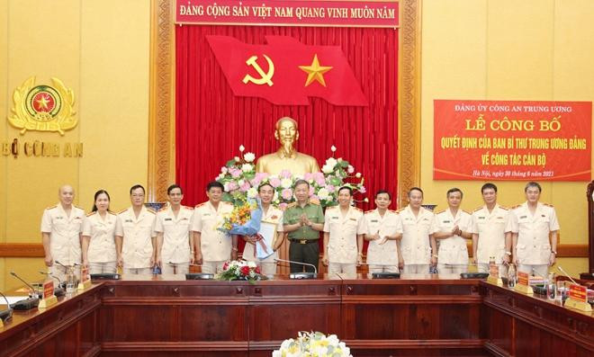 Bộ trưởng Tô Lâm tặng hoa chúc mừng UBKT Đảng ủy Công an Trung ương nhiệm kỳ 2020 - 2025