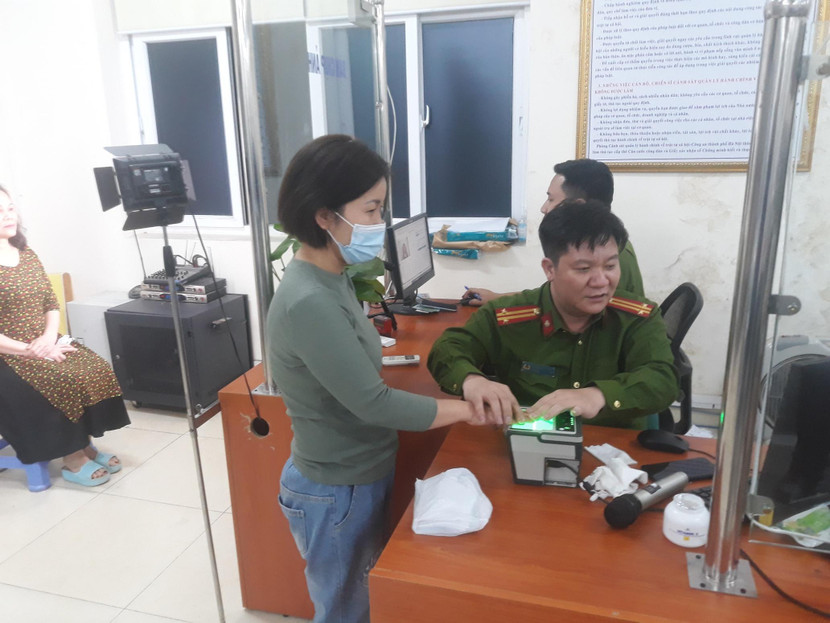 Lấy vân tay tròn - công đoạn đòi hỏi nhiều thời gian nhất trong dây chuyển xử lý cấp CCCD