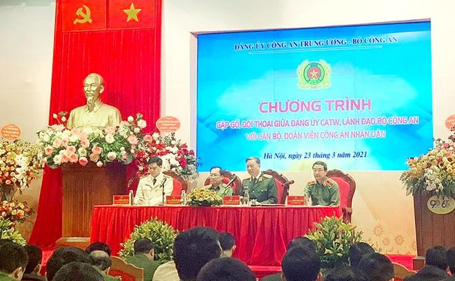 Bộ trưởng Tô Lâm, Thứ trưởng Nguyễn Văn Thành, Thiếu tướng Nguyễn Ngọc Toàn và Trung tá Đồng Đức Vũ đối thoại với các đoàn viên thanh niên. Bộ trưởng Tô Lâm, Thứ trưởng Nguyễn Văn Thành, Thiếu tướng Nguyễn Ngọc Toàn và Trung tá Đồng Đức Vũ đối thoại với các đoàn viên thanh niên.