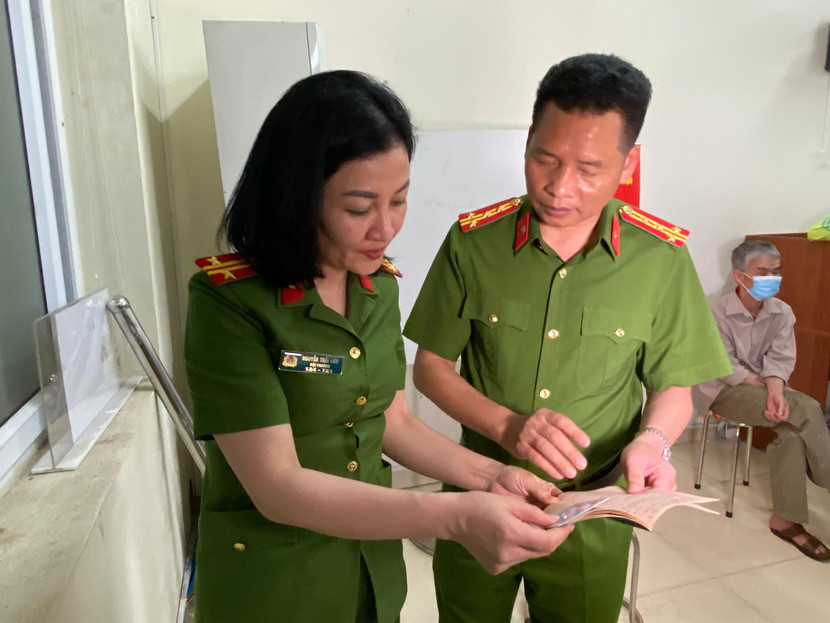 Phút hội ý chớp nhoáng giữa Đại tá Ngô Duy Thắng - Trưởng phòng, và đội trưởng đội Căn cước, Trung tá Nguyễn Thái Liên