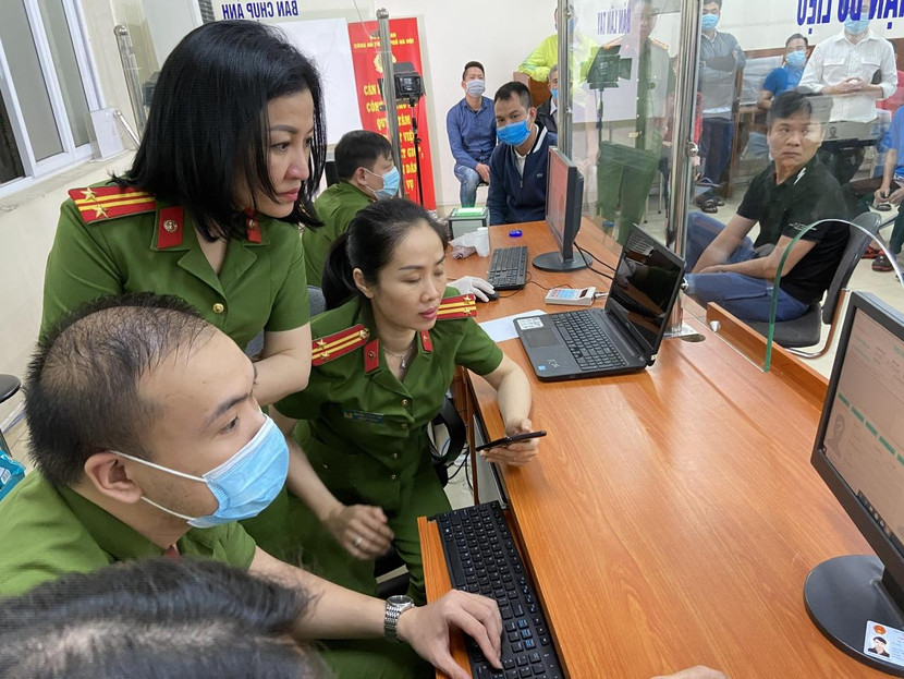 Còn phía trong, bộ phận Căn cước thảo luận, xử trí một tình huống đột xuất