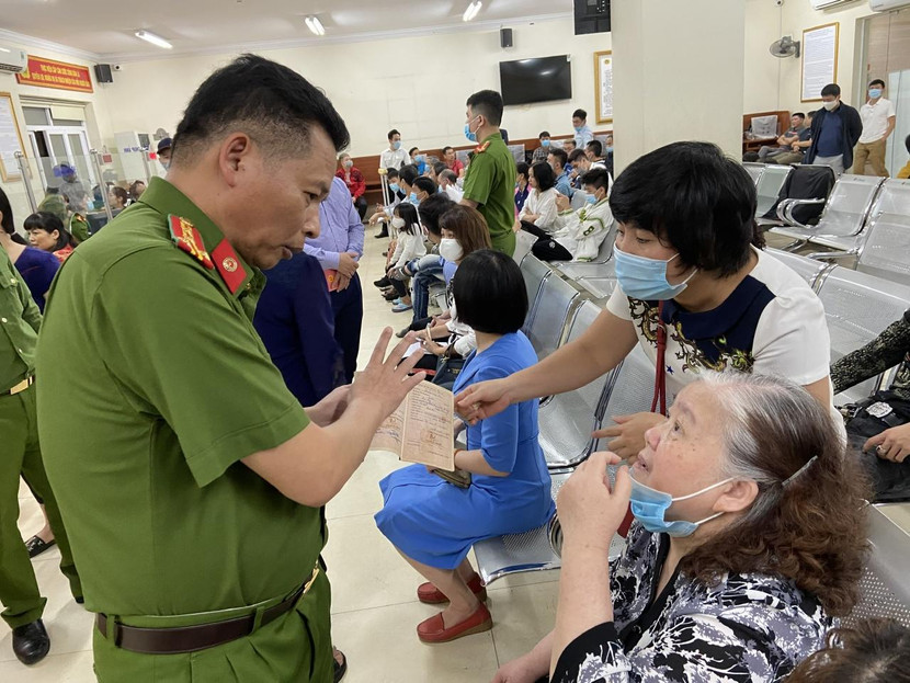 Chỉ huy Phòng QLHC về TTXH hướng dẫn, giải thích thủ tục cho công dân