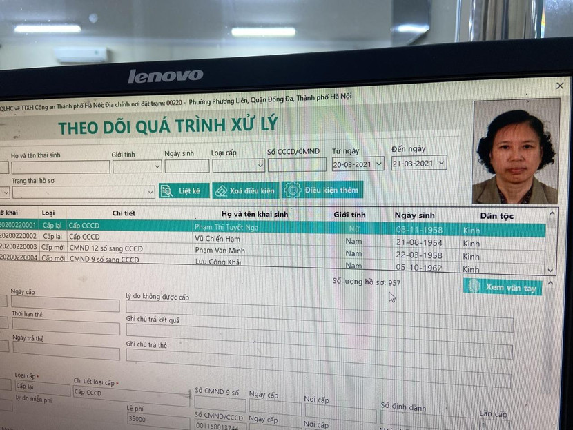 Một trong hai máy chủ của hai bộ thiết bị được trang cấp cho Phòng CS QLHC về TTXH "báo" thông số hồ sơ, tiếp nhận, xử lý tính đến 0h55 ngày 21-3: với 957 trường hợp