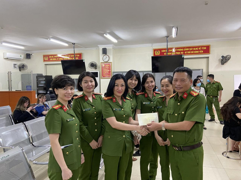 Quyết định "đột xuất" được chỉ huy đơn vị thực hiện lúc 1h ngày 21-3: thưởng "nóng" cho cán bộ, chiến sỹ đã nỗ lực tham gia lập "kỷ lục" xử lý hồ sơ CCCD trong ngày 20-3.