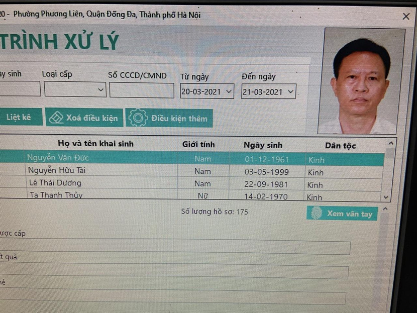 Máy chủ của bộ thiết bị còn lại "báo" con số 175, cũng tính đến 0h55 ngày 21-3. Theo chỉ huy Phòng QLHC về TTXH, số hồ sơ tiếp nhận chưa dừng lại, và cán bộ, chiến sỹ của đơn vị quyết tâm "không để người dân nào ra về mà chưa nhận được giấy hẹn lấy CCCD"
