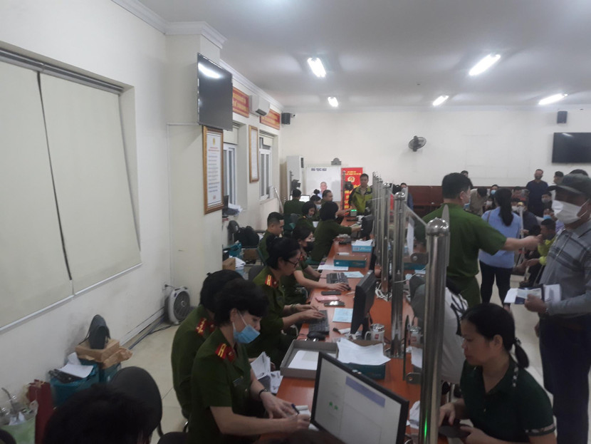 Các vị trí vẫn miệt mài; hôm nay đã là ngày thứ 21 của "chiến dịch" cao điểm cấp CCCD gắn chíp. Nhiều cán bộ, chiến sỹ tâm sự: "Giờ là lúc không còn chỗ cho sự mệt mỏi. Tất cả vì công việc, và vì cả sự...tự ái nghề nghiệp hết sức tích cực, mỗi khi nghĩ đến nhiệm vụ hàng ngày - "lính Quản lý hành chính không chỉ thuần túy kiểm tra, hướng dẫn các đơn vị, mà khi vào trận, cũng sẽ không chịu "thua" ai".