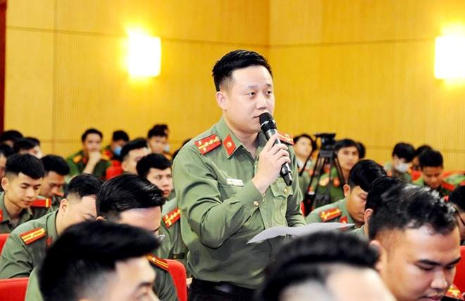 Đại úy Bùi Mạnh Hùng, Bí thư Đoàn Thanh niên Công an TP Hà Nội đặt câu hỏi với Bộ trưởng Tô Lâm. Đại úy Bùi Mạnh Hùng, Bí thư Đoàn Thanh niên Công an TP Hà Nội đặt câu hỏi với Bộ trưởng Tô Lâm.