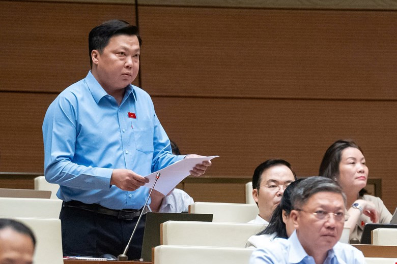 Đại biểu Phạm Hùng Thắng (đoàn Hà Nam) thảo luận