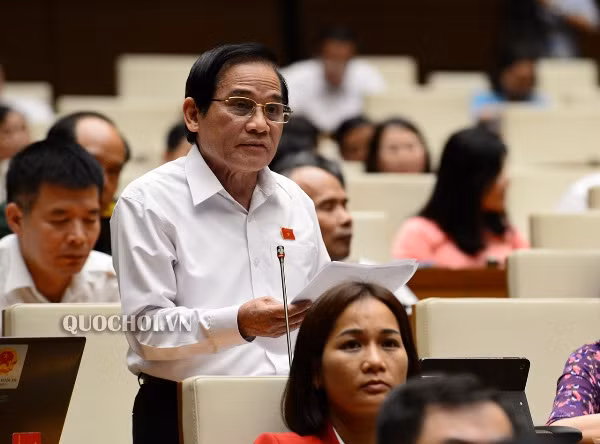 Địa biểu Quách Thế Tản (đoàn Hòa Bình) phát biểu thảo luận Địa biểu Quách Thế Tản (đoàn Hòa Bình) phát biểu thảo luận