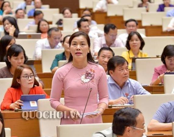 Địa biểu Nguyễn Thị Xuân (đoàn Đắk Lắk)phát biểu thảo luận Địa biểu Nguyễn Thị Xuân (đoàn Đắk Lắk)phát biểu thảo luận