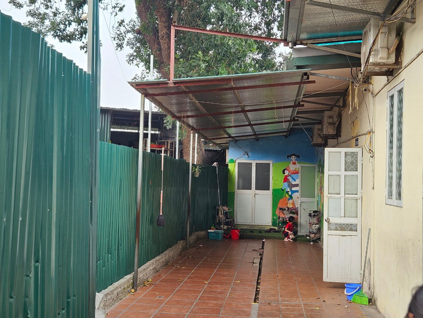 Con trẻ ở phường Định Công đang phải theo học tại những cơ sở còn nhiều thiếu thốn Con trẻ ở phường Định Công đang phải theo học tại những cơ sở còn nhiều thiếu thốn