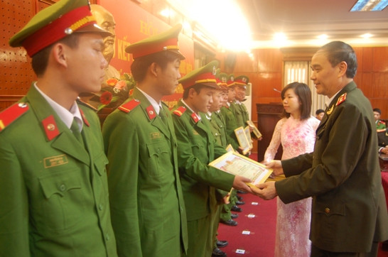 Đủ trò đối phó với CSHS của trộm trên xe buýt ảnh 7