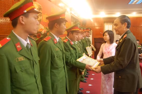 Đủ trò đối phó với CSHS của trộm trên xe buýt ảnh 7