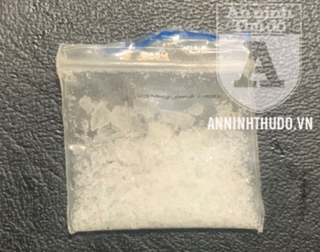 Gói ma túy đá mà CSCĐ phát hiện trong túi quần của người đàn ông Gói ma túy đá mà CSCĐ phát hiện trong túi quần của người đàn ông