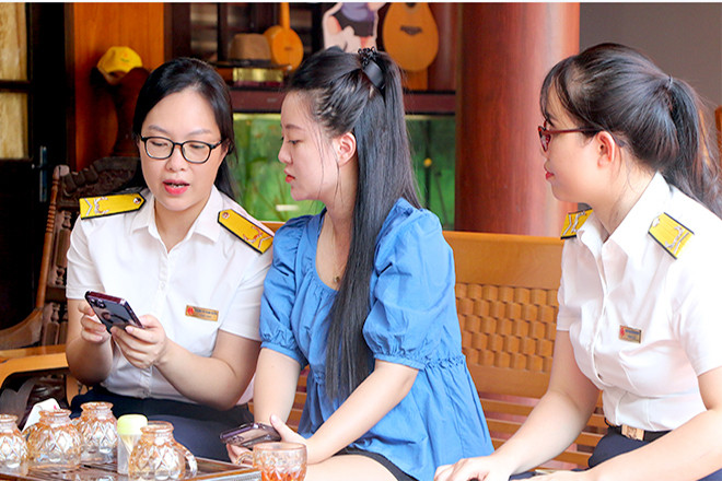 Cán bộ thuế hướng dẫn hộ kinh doanh thực hiện các thủ tục thuế online