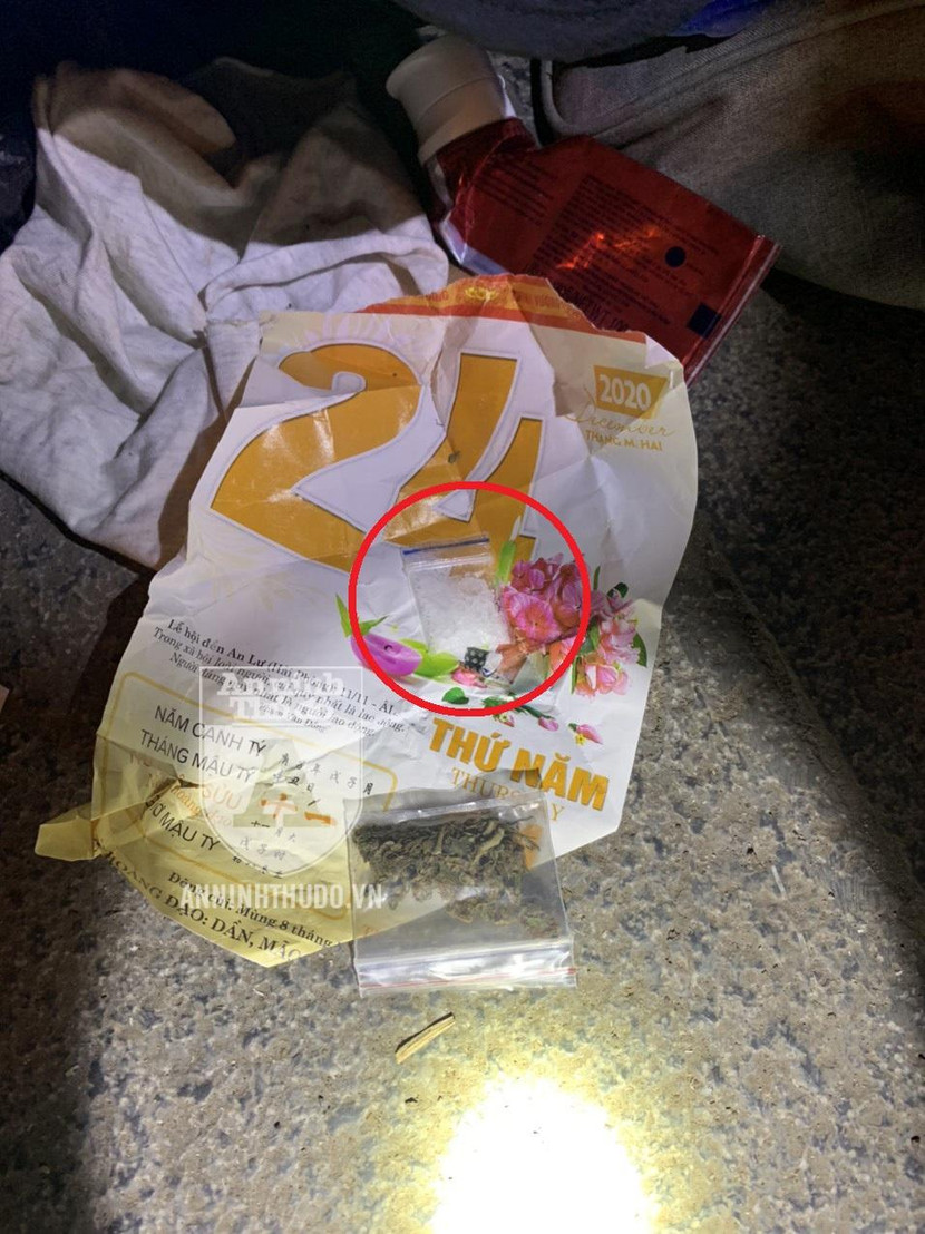 Gói ma túy đá và cần sa trong túi của người đàn ông Gói ma túy đá và cần sa trong túi của người đàn ông