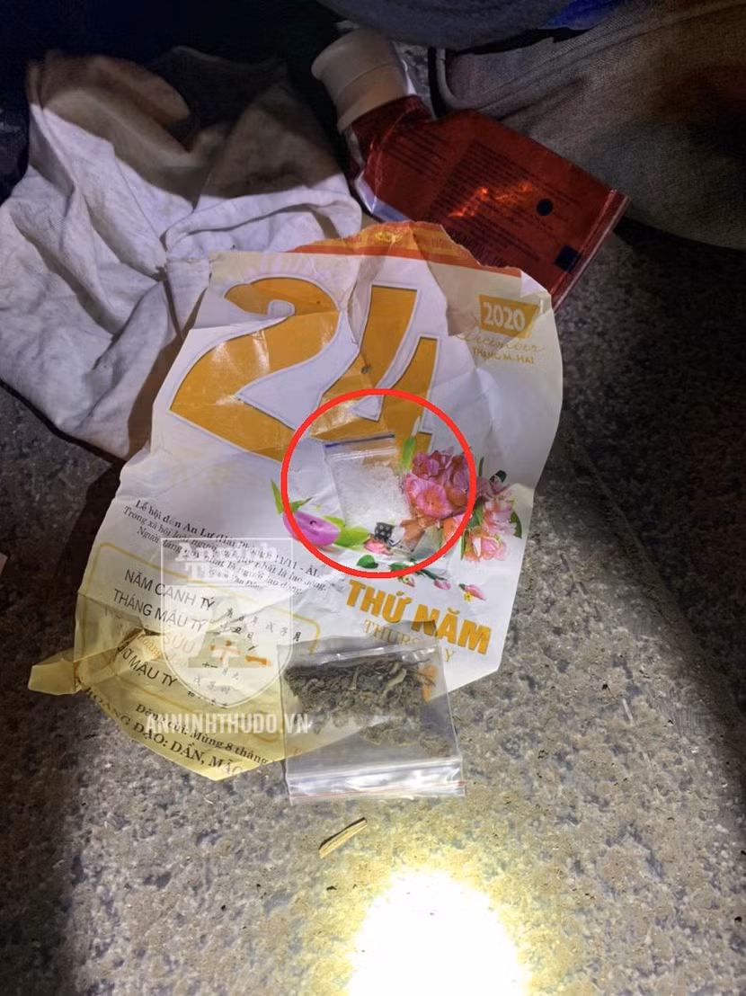 Gói ma túy đá và cần sa trong túi của người đàn ông