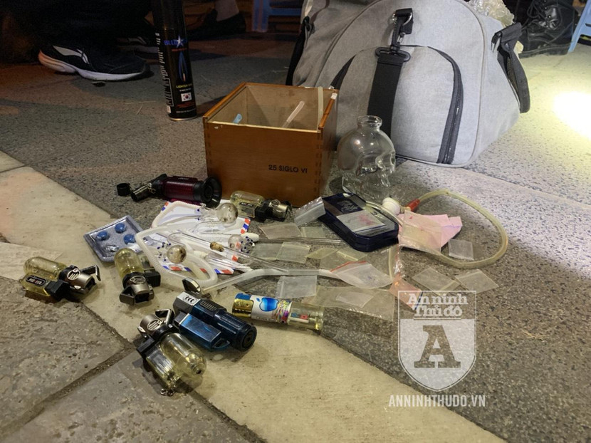 Đủ loại dụng cụ sử dụng ma túy được đối tượng mang theo người Đủ loại dụng cụ sử dụng ma túy được đối tượng mang theo người