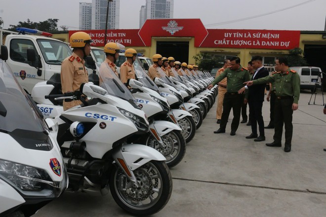 Đại tá Nguyễn Tiến Đạt - Phó Giám đốc CATP Hà Nội cùng chỉ huy các phòng chức năng kiểm tra phương tiện, thiết bị kỹ thuật nghiệp vụ trước khi bàn giao cho lực lượng CSGT CATP Đại tá Nguyễn Tiến Đạt - Phó Giám đốc CATP Hà Nội cùng chỉ huy các phòng chức năng kiểm tra phương tiện, thiết bị kỹ thuật nghiệp vụ trước khi bàn giao cho lực lượng CSGT CATP