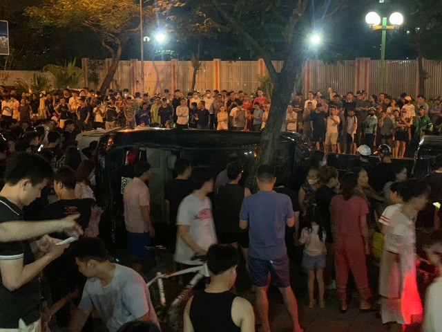 Rất đông người dân tại hiện trường vụ tai nạn