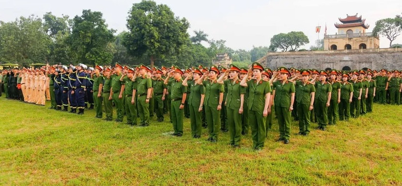 Buổi lễ có sự tham dự của hơn 1.600 cán bộ, chiến sĩ các đơn vị nghiệp vụ và địa phương, lực lượng bảo vệ an ninh trật tự cơ sở