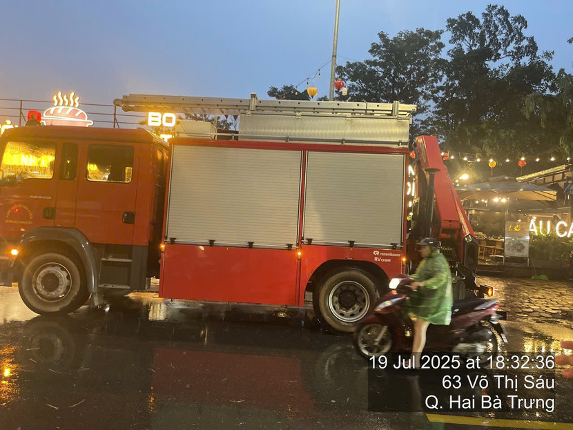 Và theo ghi nhận bước đầu, địa bàn phường Bạch Mai không xảy ra hậu quả về người. Chỉ huy CAP Bạch Mai cho biết, công tác ứng trực, tuần tra sẽ được tập trung cho đến khi thời tiết hết đe dọa nguy hiểm đến an toàn của người dân