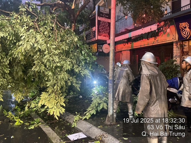 Và mọi vị trí đều có lực lượng chức năng ứng trực, xử lý kịp thời sự cố, không để nguy hiểm đến người dân cũng như cản trở giao thông