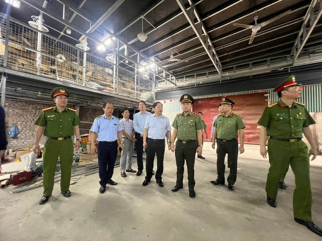 Trung tướng Nguyễn Thanh Tùng - Giám đốc CATP trực tiếp kiểm tra hoạt động sản xuất, kinh doanh tại xã La Phù, huyện Hoài Đức (cũ)