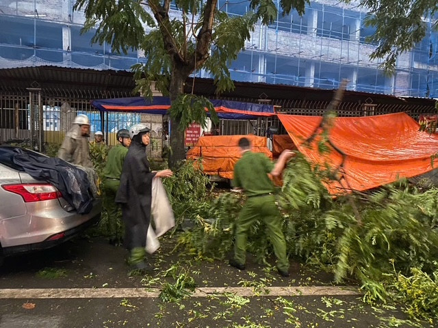 Lực lượng Công an Hà Nội phối hợp xử lý hậu quả trận mưa giông chiều 19-7 Lực lượng Công an Hà Nội phối hợp xử lý hậu quả trận mưa giông chiều 19-7