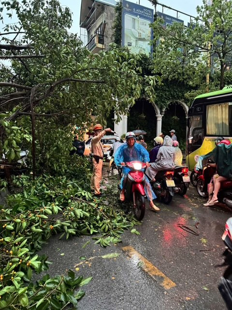 Lực lượng CSGT phân luồng, hướng dẫn người dân di chuyển xa khu vực nguy hiểm