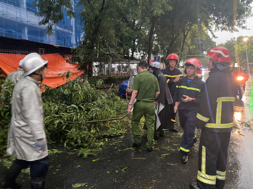Công an phường Bạch Mai phối hợp chặt chẽ cùng lực lượng CS PCCC&amp;CNCH... Và theo ghi nhận bước đầu, địa bàn phường Bạch Mai không xảy ra hậu quả về người. Chỉ huy CAP Bạch Mai cho biết, công tác ứng trực, tuần tra sẽ được tập trung cho đến khi thời tiết hết đe dọa nguy hiểm đến an toàn của người dân