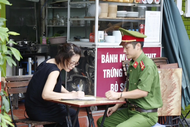 Ký cam kết các hộ kinh doanh giữ gìn văn minh đô thị