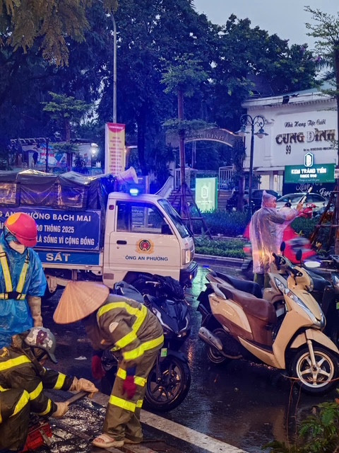 Lực lượng Công an phường Bạch Mai phối hợp xử lý một sự cố do giông lốc gây ra, tiềm ẩn nguy hiểm cho người dân