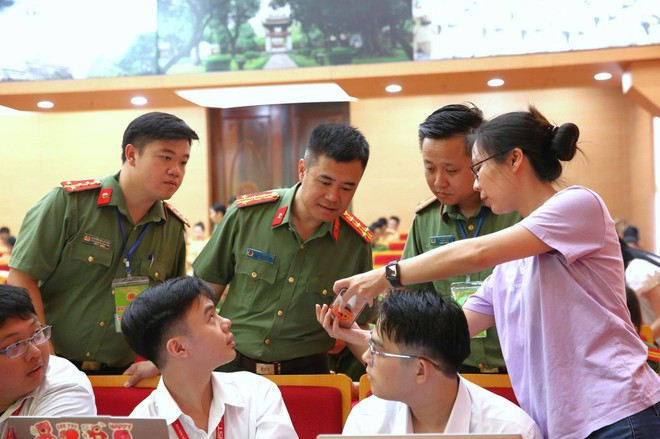 Đại tá Nguyễn Ngọc Quyền - Phó Giám đốc CATP kiểm tra, động viên các thí sinh của CATP tham dự thi tập trung kết thúc khoá học trực tuyến đào tạo kỹ năng số, chuyển đổi số và ứng dụng trí tuệ nhân tạo (tổ chức ngày đầu tháng 6/2025)