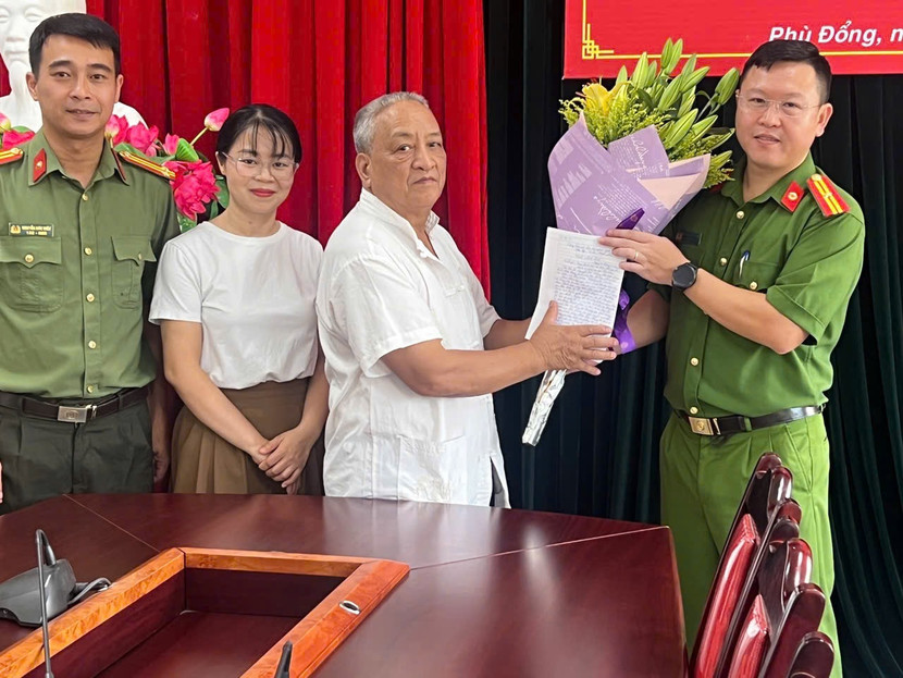 Người dân cảm ơn sự giúp đỡ trách nhiệm của Công an xã Phù Đổng