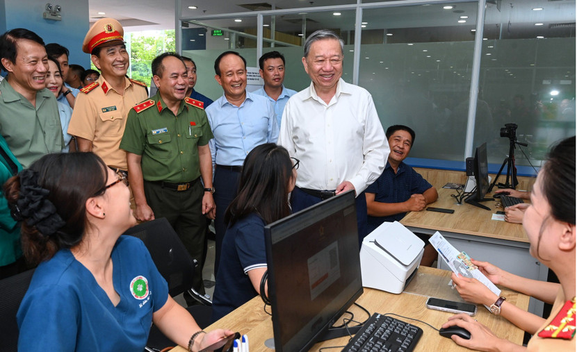 Lãnh đạo Bộ Công an và CATP Hà Nội tháp tùng đồng chí Tổng Bí thư Tô Lâm thăm, kiểm tra Trung tâm phục vụ hành chính công TP Hà Nội