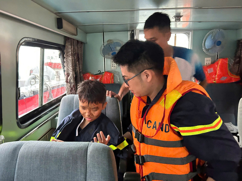 Một cháu bé được cứu nạn thành công