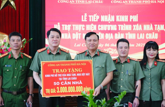 Đại tá Nguyễn Tiến Đạt - Phó Giám đốc CATP Hà Nội trao tặng 3 tỷ đồng kinh phí hỗ trợ sửa chữa, xây mới 50 căn nhà cho đồng bào các dân tộc tỉnh Lai Châu.