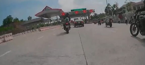 Hình ảnh đoàn xe mô tô chạy vào đường cao tốc Hình ảnh đoàn xe mô tô chạy vào đường cao tốc