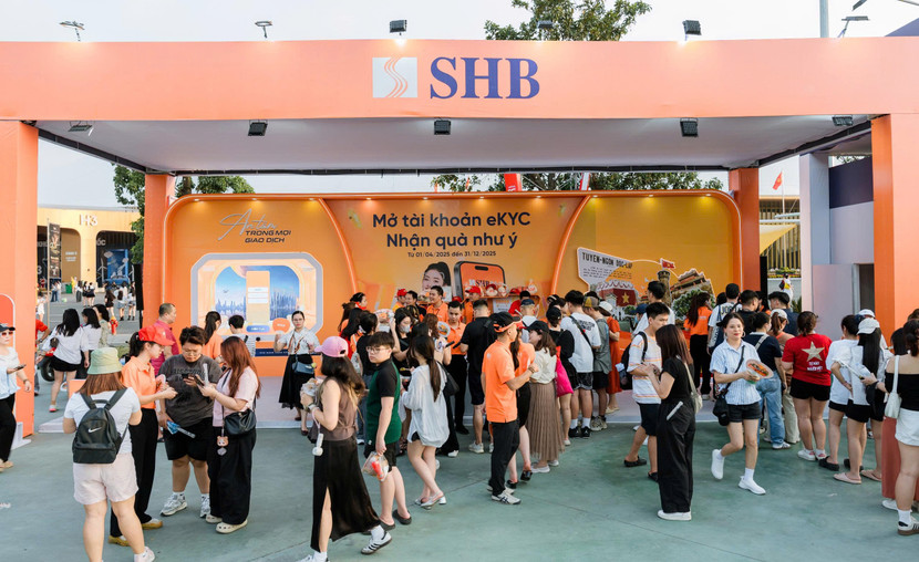 Không khí xung quanh khu vực photobooth luôn nhộn nhịp Không khí xung quanh khu vực photobooth luôn nhộn nhịp