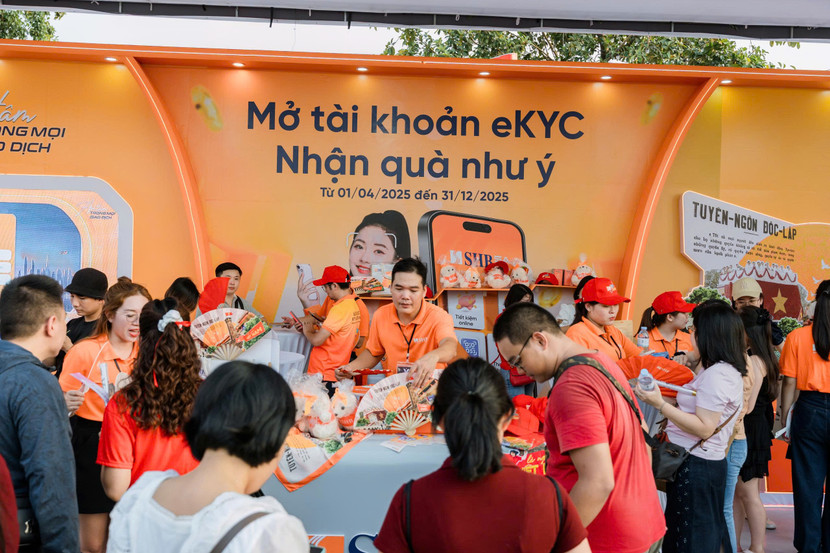 Khu vực check-in do SHB thiết kế đã lập tức trở thành “tâm điểm chú ý” trong không gian triển lãm Khu vực check-in do SHB thiết kế đã lập tức trở thành “tâm điểm chú ý” trong không gian triển lãm