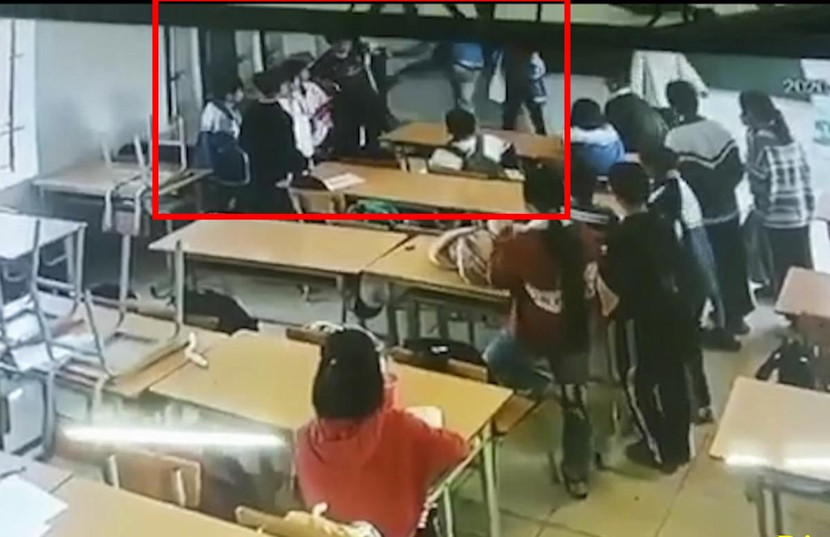 Hình ảnh phụ huynh xông vào lớp “hỏi tội” bạn của con